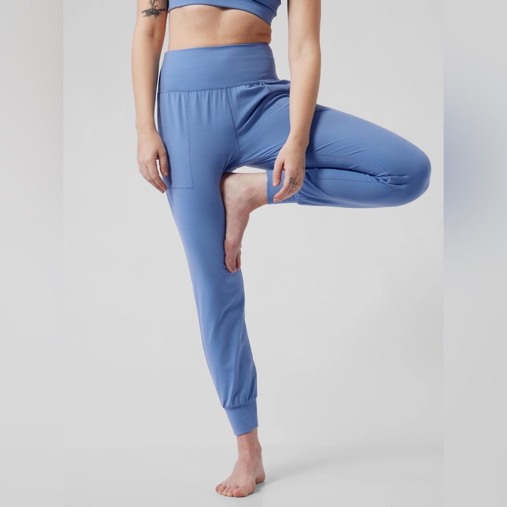 NWT Athleta Salutation Jogger small